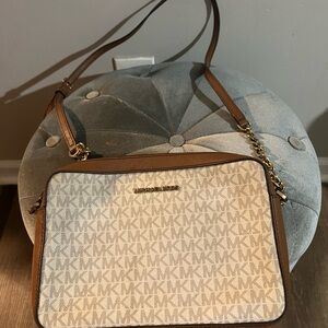 MICHAEL KORS PRE-LOVED
Jet Set Large Printed Logo Crossbody Bag